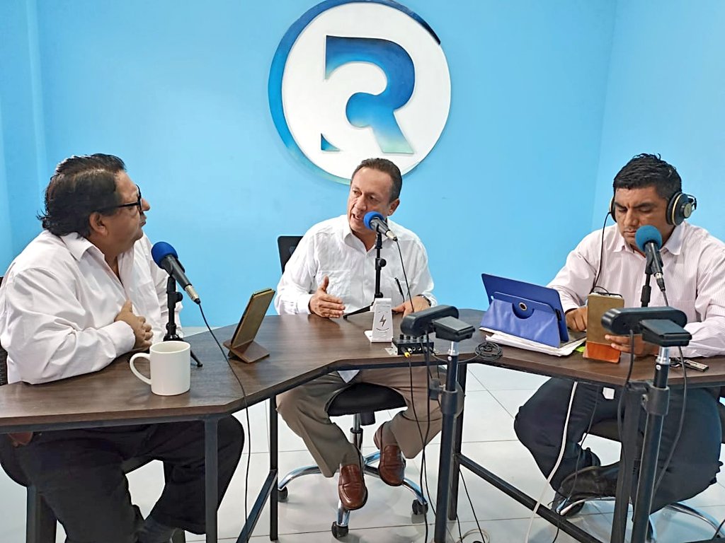 GoberElOro's tweet photo. El gobernador de El Oro, @FernandoApoloV, en declaraciones a radio Coqueta FM, expresó que su trabajo está encaminado en favor de la seguridad de la ciudadanía Orense.

#GoberElOroEnMedios

@LassoGuillermo 
@henrycucalon https://t.co/1EYAWN9Vzi