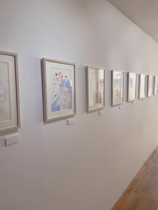 個展初日、ありがとうございました!たくさんの人がいらしてくださり、夢のような心地が続いています…本当にありがとうございます。みなさんがじっくり時間をかけて絵を見てくださって、自分の絵をこんなにじっくり見ていただけることあるんだ…と感動していました。明日もよろしくお願いします! 