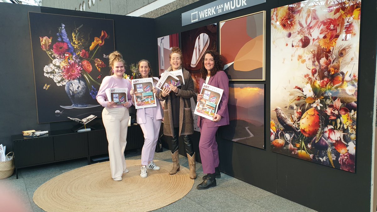 Met de enthousiaste dames van <a href="/werkaandemuur/">Werk aan de Muur</a> op de Independent Hotel Show in #Amsterdam. Blij met het mooie en duurzame #drukwerk van <a href="/Opmeerbv/">Opmeer papier pixels projecten</a>. #art #paper