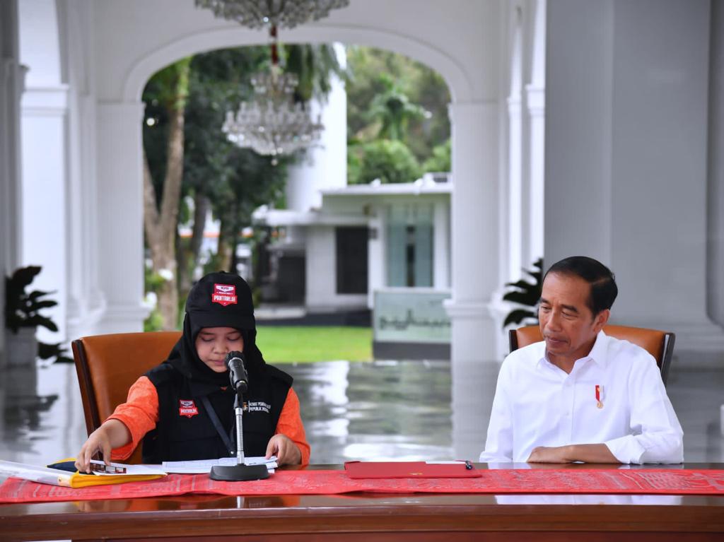 jokowi's tweet photo. Hari ini saya menerima petugas pemutakhiran data pemilih dari Kelurahan Gambir, Jakarta Pusat.  

Setelah memperlihatkan KTP dan KK untuk dicocokkan dengan data, saya pun mendapatkan tanda bukti pendaftaran dan stiker coklit untuk ditempelkan di pintu kediaman sesuai alamat. https://t.co/eojfvqk5LV