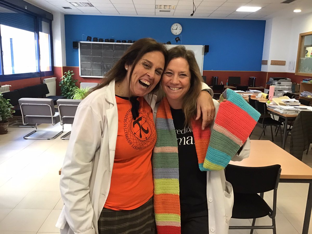iesjgn's tweet photo. 14/3 o 3/14, una fecha que no ha pasado desapercibida para @marielgm9 y Carmen, profes de mates, que han venido al centro con atuendo especial para celebrar esta constante matemática 😉
#DiadelNumeroPi
#DiaDeLasMatematicas https://t.co/L82lSfEjvO