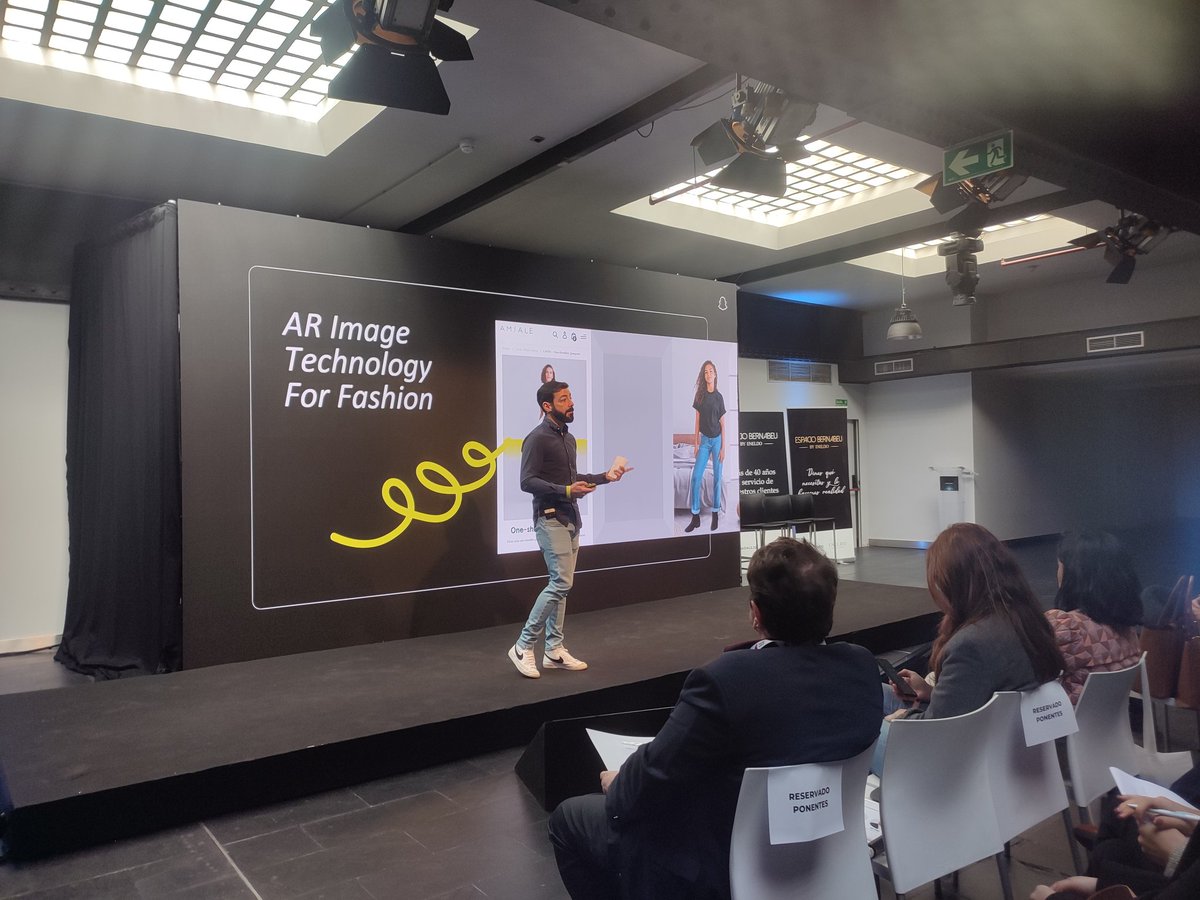 mkdirecto's tweet photo. Si hay una empresa que lleva la #RealidadAumentada por bandera es @Snap 🥽
Julio Simal, partner director de Snapchat, explica en #CONECTADOS23 cómo esta tecnología puede ponerse al servicio de clientes y usuarios 💥 https://t.co/5jIIfmHB9I