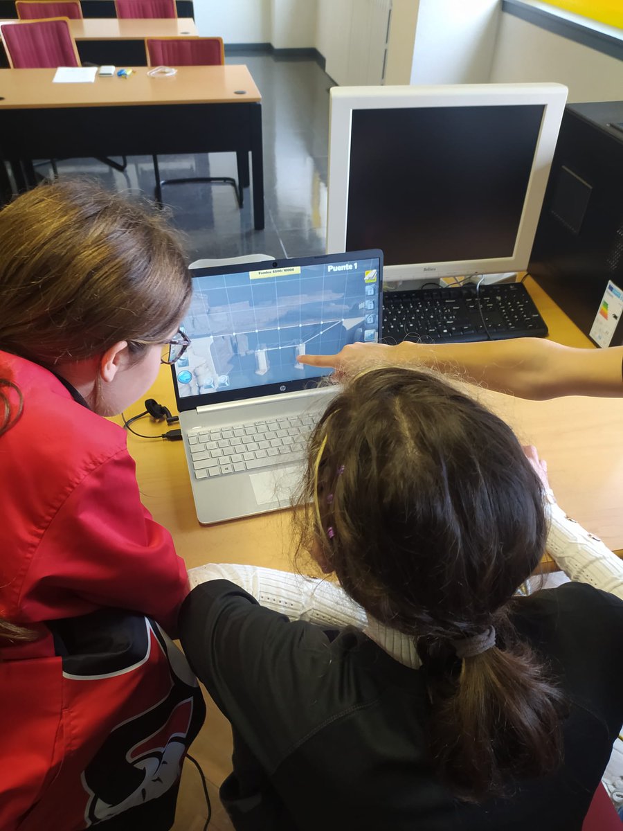 O equipo Aaltos do colexio Sagrado Corazón de Jesús de Pontevedra: Jimena del Carmen Pedreira, Andrea Varela, David Alvariño, Fátima Rodríguez e Eva Casal e o profesor José Estarque representará a Galicia na fase nacional das Olimpíadas de Camiños. <a href="/Caminos_UDC/">ETS Enxeñaría de Camiños UDC</a>
Noraboa!!!