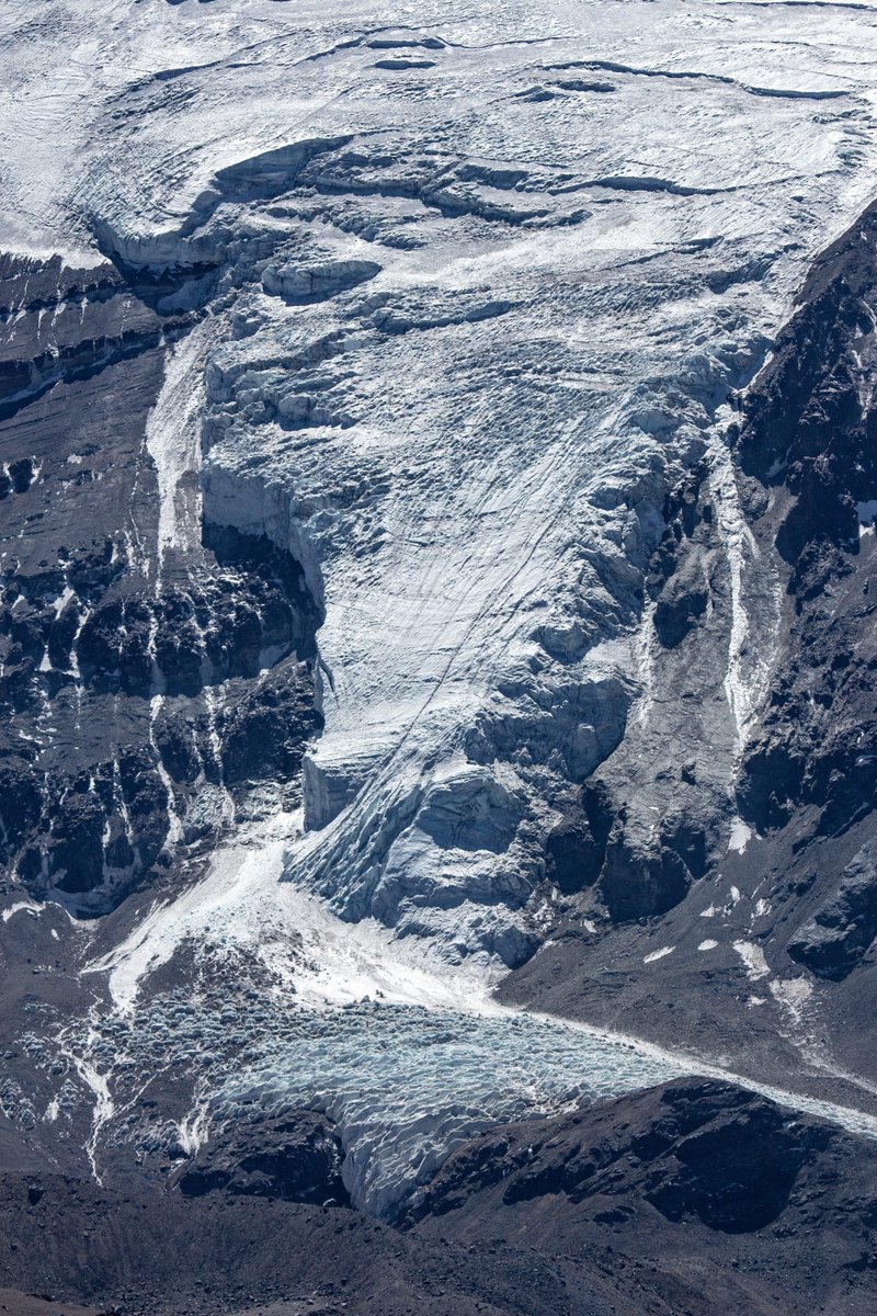(1/2) El #CerroElPlomo 🏔 llamado Apu (Guardian en  quechua) es de las cumbres más altas en la zona central con 5424 msnm.
💧Tiene una importancia vital como recurso hídrico para dos regiones de la Zona Central a través de sus tres ventisqueros: Esmeralda, Los Castaños e Iver 👇