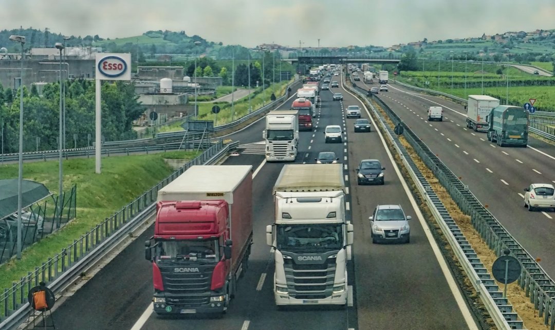 Stronger CO2 emission standards for heavy-duty vehicles are key to driving down CO2 emissions in the sector and improving air quality 🌱🌎 

icasa-group.com/energy/en/hamb…

#icasa #energy #energymanagement #energytransition #climateneutral #co2emissions #heavydutytrucks 

Pic: Pixabay