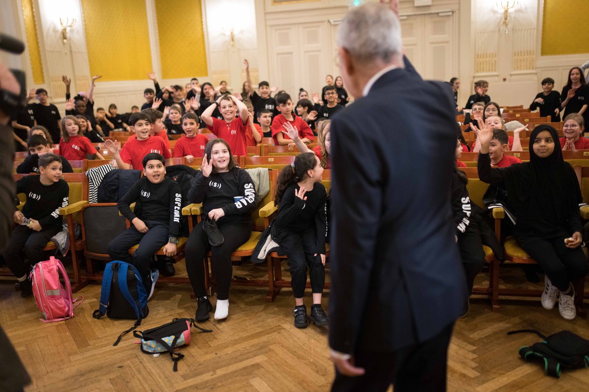 vanderbellen's tweet photo. Überraschungsbesuch vor dem #Superar-Konzert. Und keine Spur von Lampenfieber bei den 500 jungen Künstler:innen! Durch das gemeinsame Musizieren  werden Barrieren überwunden. Das ist ein ermutigendes Zeichen für uns alle. Denn diese Kinder sind unsere Gegenwart und Zukunft. (vdb) https://t.co/KxFUODvgU5