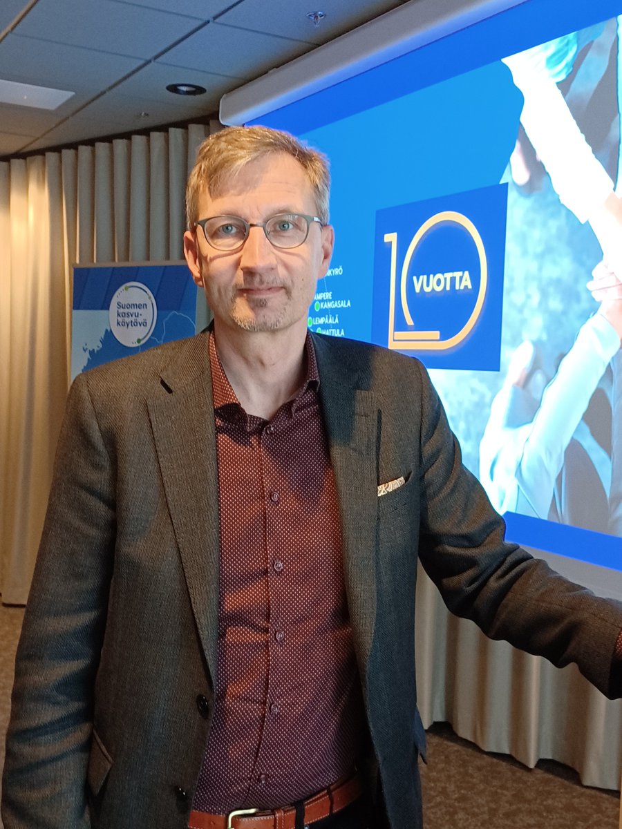 kasvukaytava's tweet photo. Pirkanmaan Tulevaisuustapahtumassa @k2tre:n johtaja @haatape nosti puheenvuorossaan esille, miten työvoiman saatavuus ja toimivat liikenneväylät ovat keskeinen yritysten kasvun haaste ja siksi tärkeää, että aiheet ovat tänään vahvasti esillä. #osaaminen #liikkuminen #kasvu https://t.co/Pm894XC9Ft