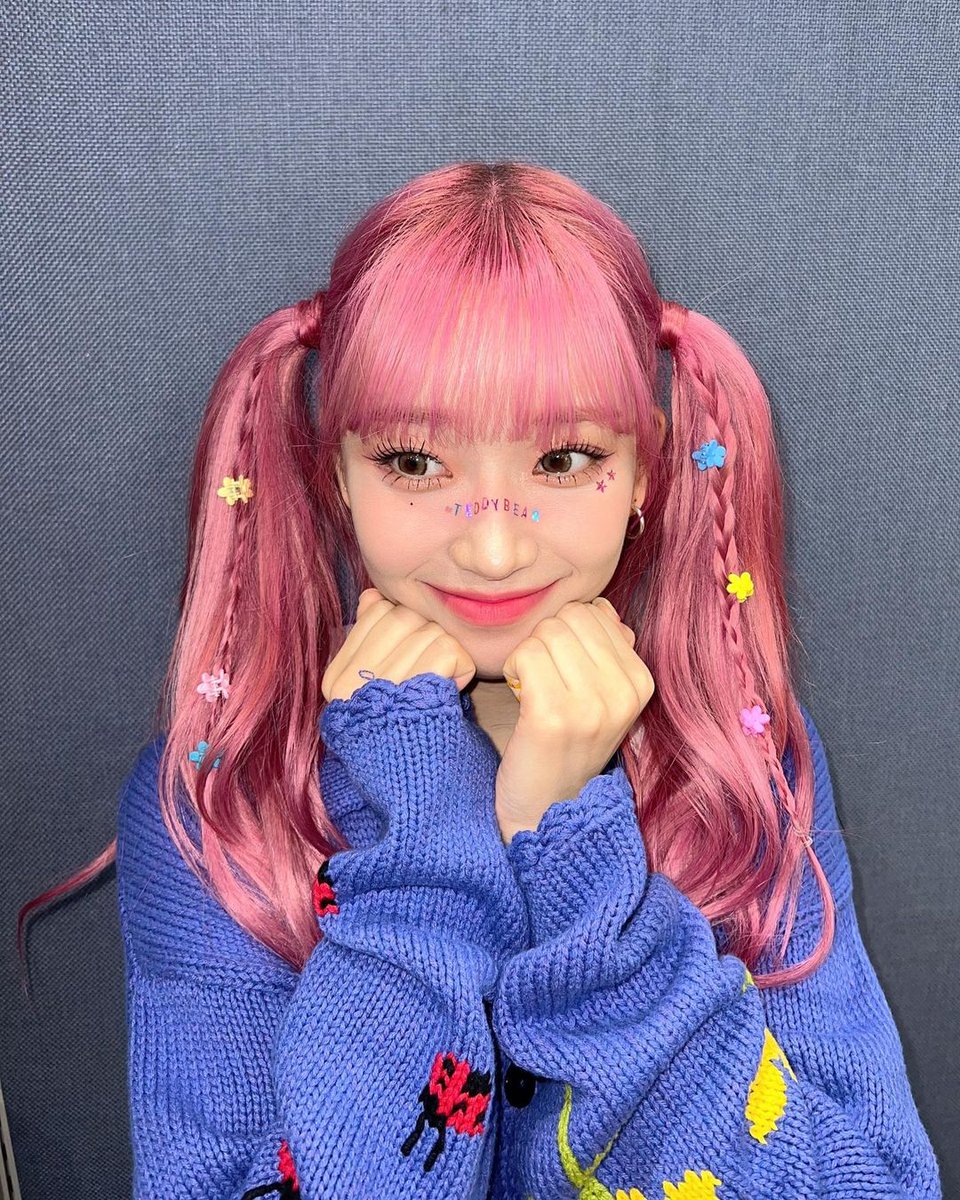 baeusumin's tweet image. after wandering thru the felicity core and searching for something that i can put as my other milestone while shrouded in a delicate tone with knick-knacks on my pink hair that cascade and styled in two ponytails for the umpteenth performance of a teddy bear at a music show! 🎠