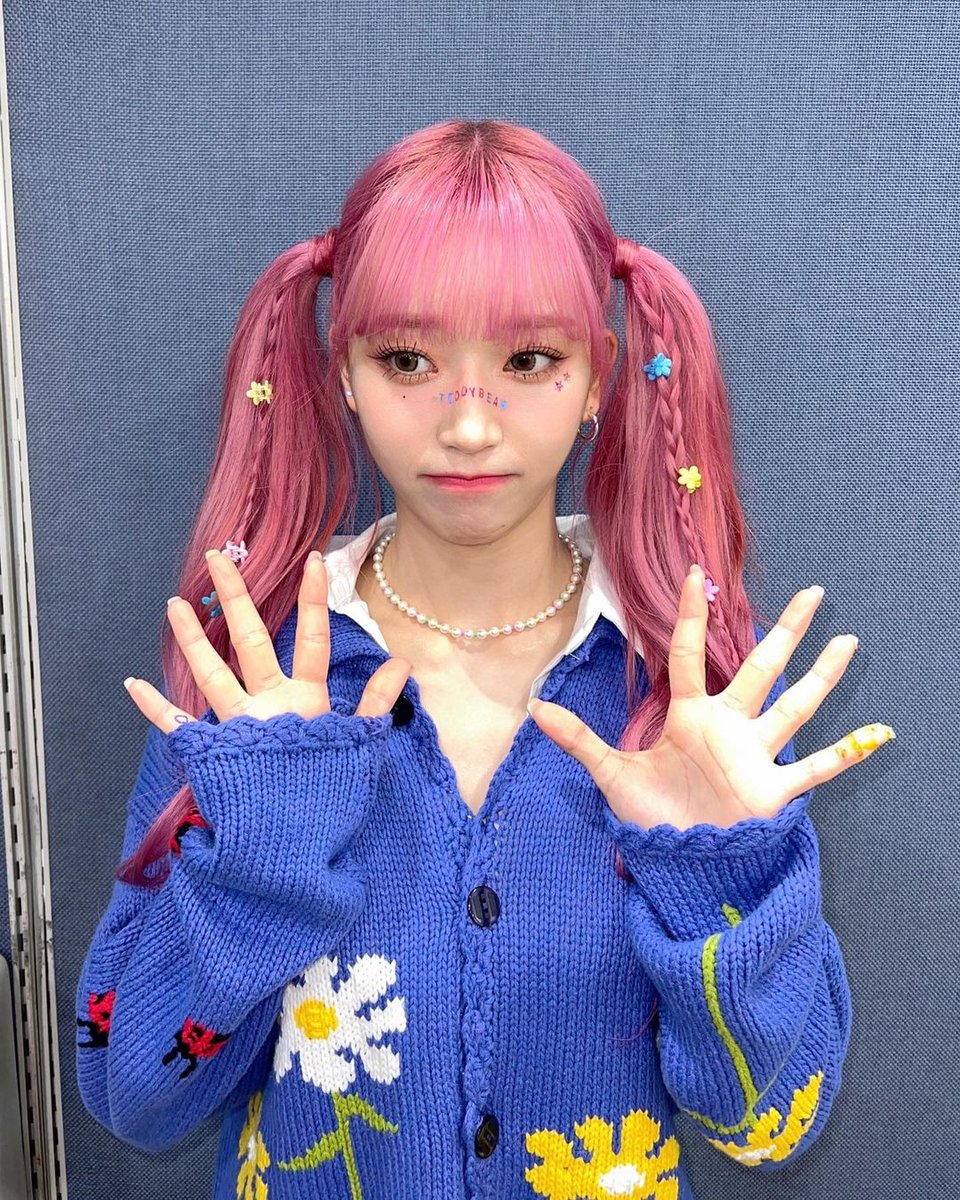 baeusumin's tweet image. after wandering thru the felicity core and searching for something that i can put as my other milestone while shrouded in a delicate tone with knick-knacks on my pink hair that cascade and styled in two ponytails for the umpteenth performance of a teddy bear at a music show! 🎠