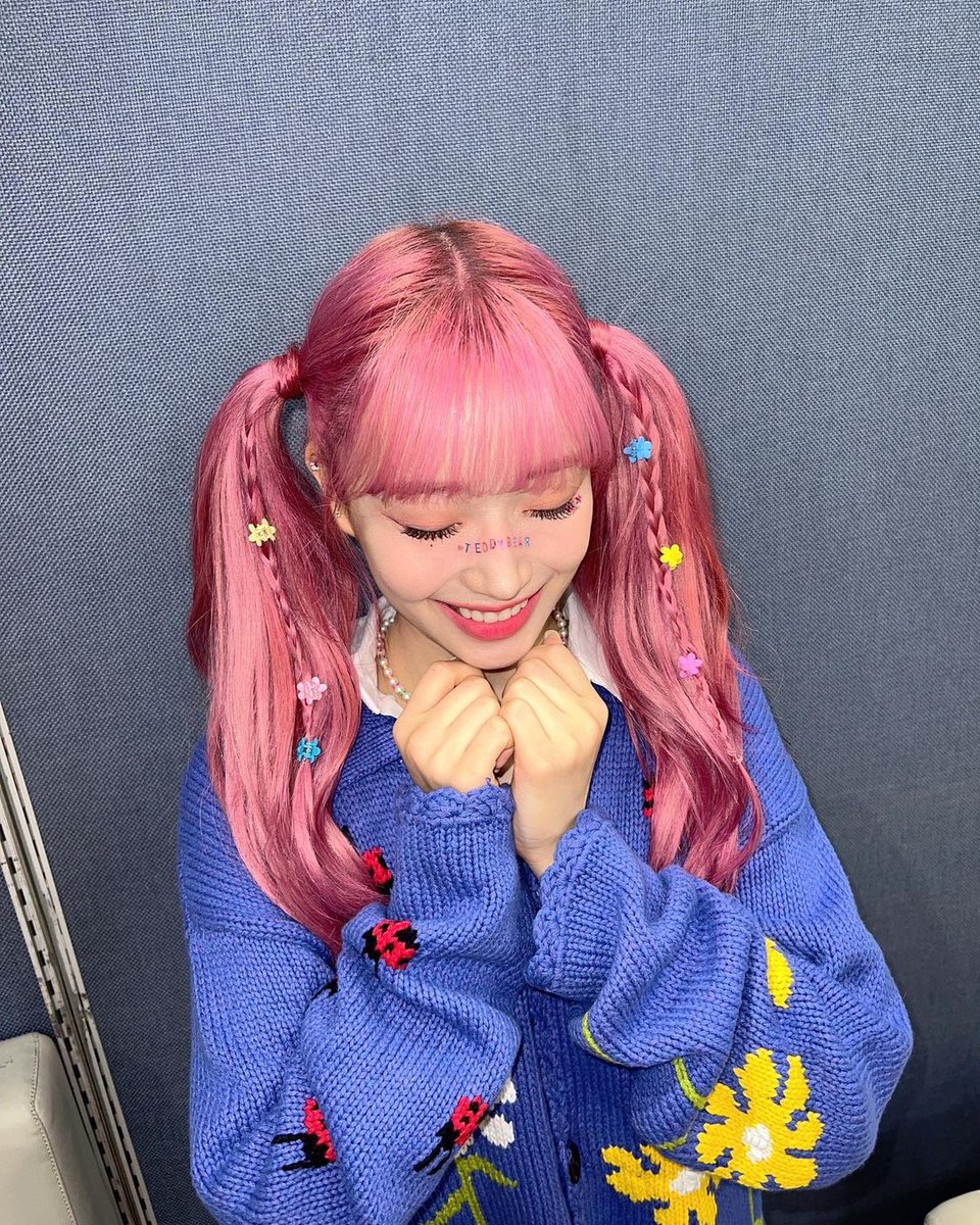 baeusumin's tweet image. after wandering thru the felicity core and searching for something that i can put as my other milestone while shrouded in a delicate tone with knick-knacks on my pink hair that cascade and styled in two ponytails for the umpteenth performance of a teddy bear at a music show! 🎠