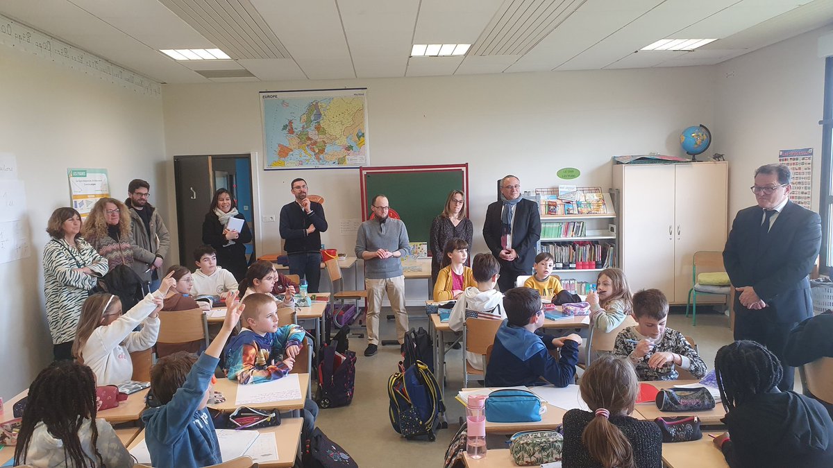dsden45's tweet photo. "Semaine des écrans autrement" sur le Malesherbois. M Ballé, IA Dasen, est venu à la rencontre de cette belle opération élaborée par un comité composée de membres de la #CCPG la CAF, la FCPE, l'ADS et l'IEN de Pithiviers.
👏 Un programme riche pour plus de 660 écoliers. https://t.co/9LEZ9Tufi2