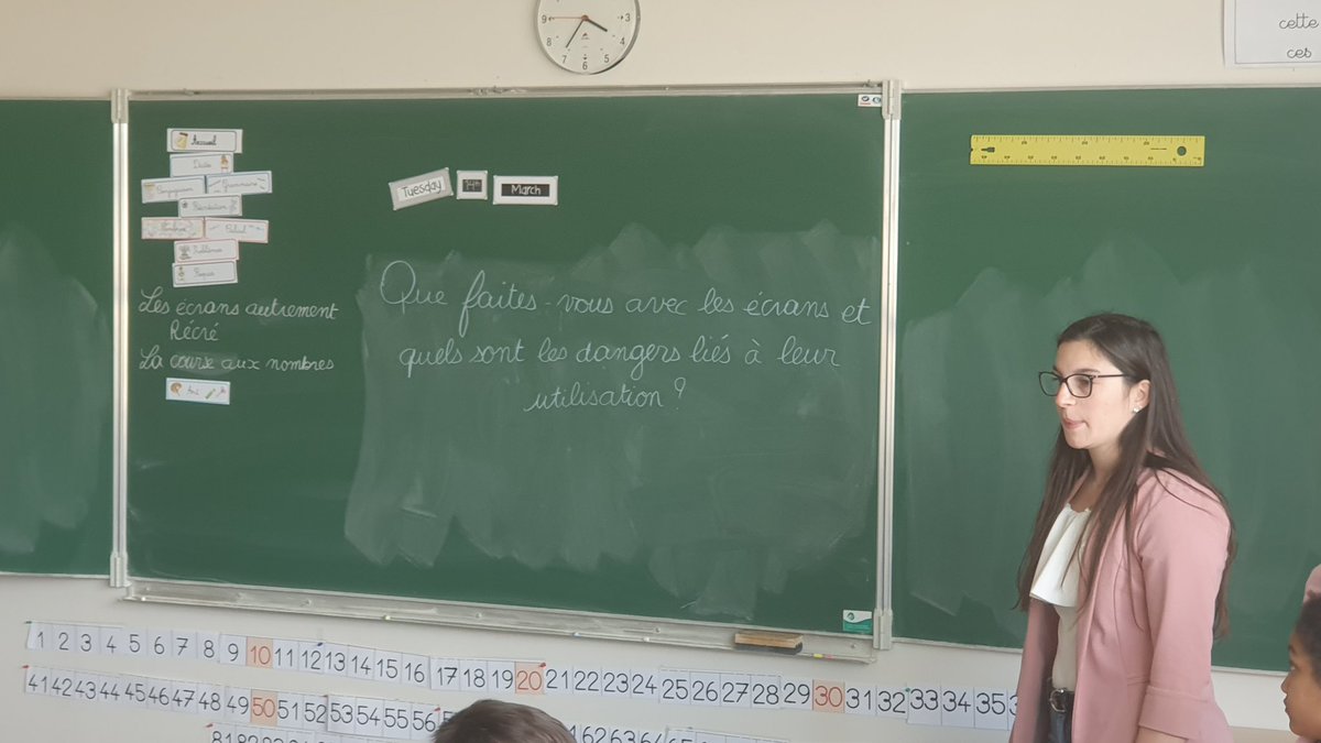 dsden45's tweet photo. "Semaine des écrans autrement" sur le Malesherbois. M Ballé, IA Dasen, est venu à la rencontre de cette belle opération élaborée par un comité composée de membres de la #CCPG la CAF, la FCPE, l'ADS et l'IEN de Pithiviers.
👏 Un programme riche pour plus de 660 écoliers. https://t.co/9LEZ9Tufi2