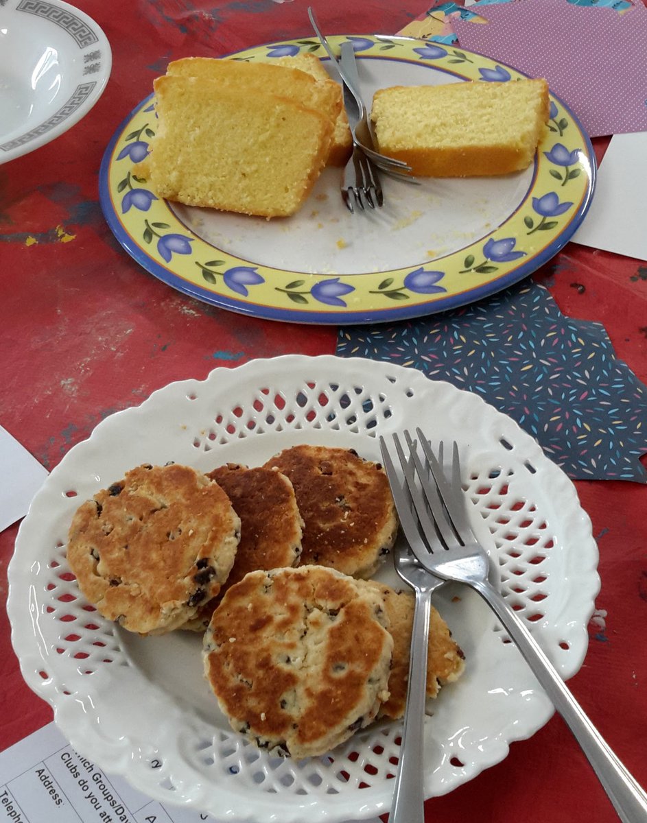 BeyondDementia_'s tweet photo. An afternoon of craft, cake &amp; friendship. Our 4 #dementia #artgroups are therapeutic &amp; great fun @WiltsHour @WiltshireNews @GMorrisonCEM @RRogersSEPM @RGriffithsSEPM @AndrewJackCEM @WarminsterUK @WarminsterRadio @wiltsgazette @OneChippenham #dementiaart https://t.co/IceZXh1ARM