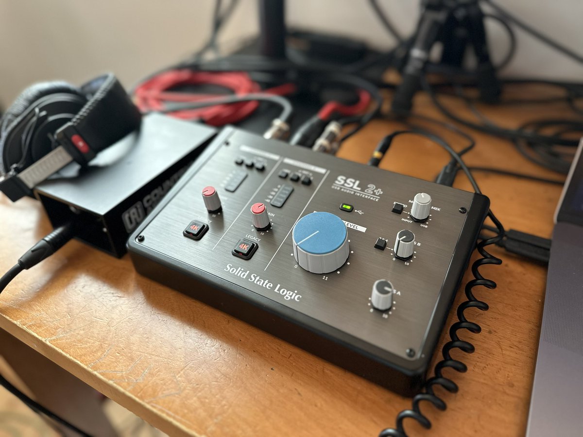 hama_ch_bx's tweet photo. なんとかしたいと思っていたオーディオインターフェイスをマイニュー。
モニターミックスの音量が単独で調整できるのがすごく使いやすい。
というか機器だけが着々とグレードアップしていく🤪
#mynewgear #mng #ssl2plus #solidstatelogic https://t.co/Bu4btfoFM4