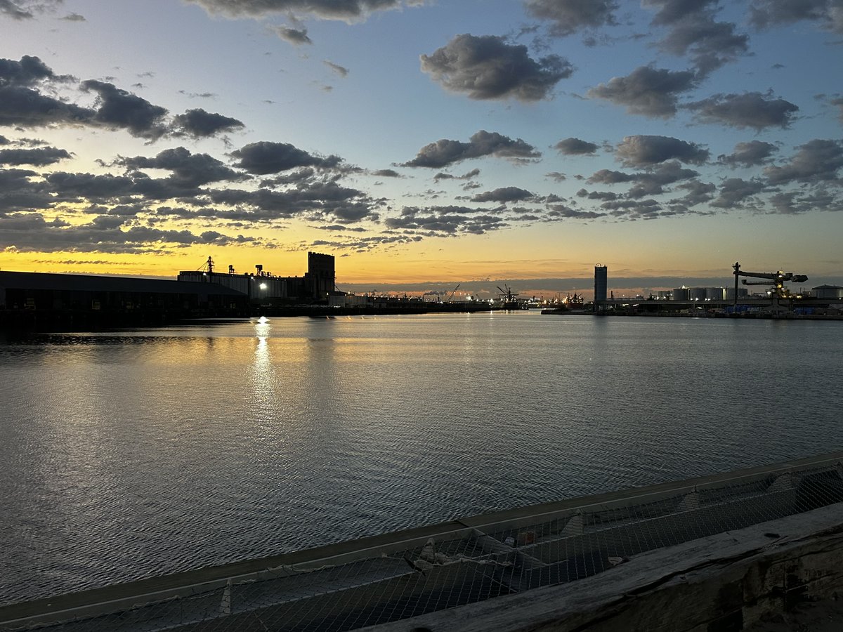 Port_Houston's tweet photo. Good morning Houston! #portHOU #sunrise #sunrisephotography #sidneyshermanbridge #houstonviews๐
https://t.co/6DMH1BFhxw