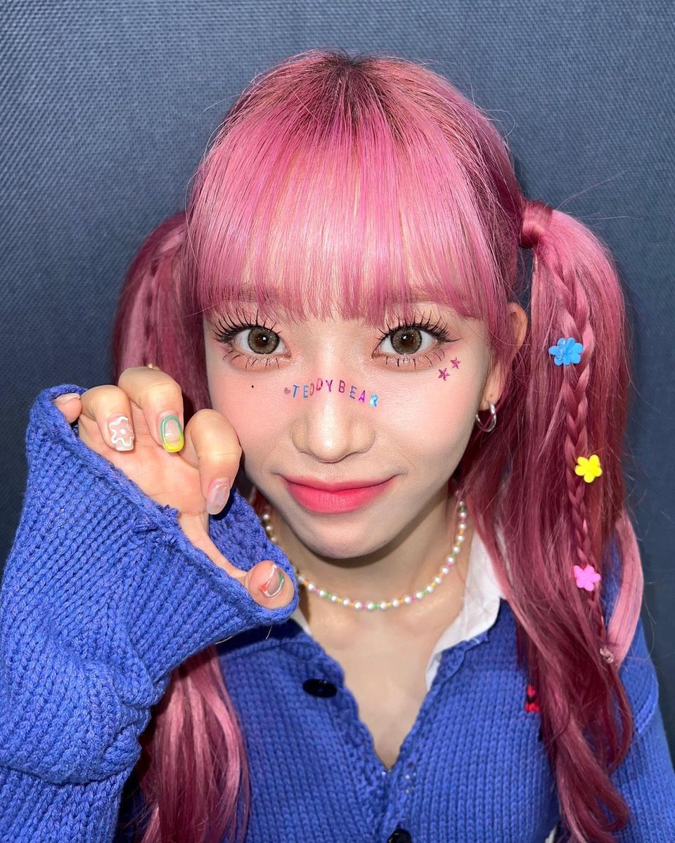 baeusumin's tweet image. after wandering thru the felicity core and searching for something that i can put as my other milestone while shrouded in a delicate tone with knick-knacks on my pink hair that cascade and styled in two ponytails for the umpteenth performance of a teddy bear at a music show! 🎠
