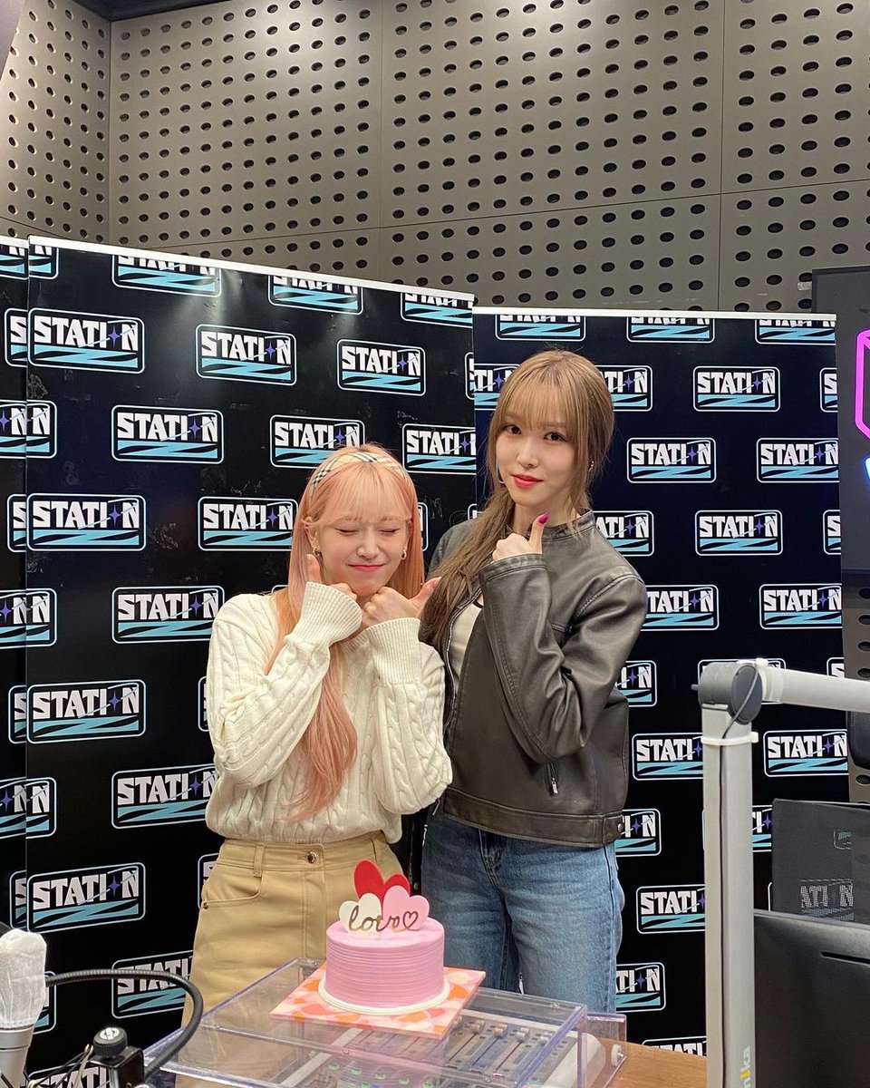 baeusumin's tweet image. the innocent smiles are the most lovely especially when two beautiful lassies encounter and wrapped in bliss within one frame like this 🎀 t’was my happiest day as the stationz’s dj to serve yuju senior. these pictures meant for us to be precious that day together, so grateful!