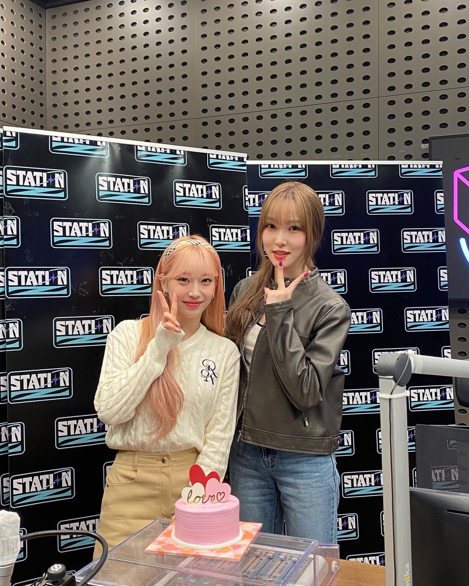baeusumin's tweet image. the innocent smiles are the most lovely especially when two beautiful lassies encounter and wrapped in bliss within one frame like this 🎀 t’was my happiest day as the stationz’s dj to serve yuju senior. these pictures meant for us to be precious that day together, so grateful!