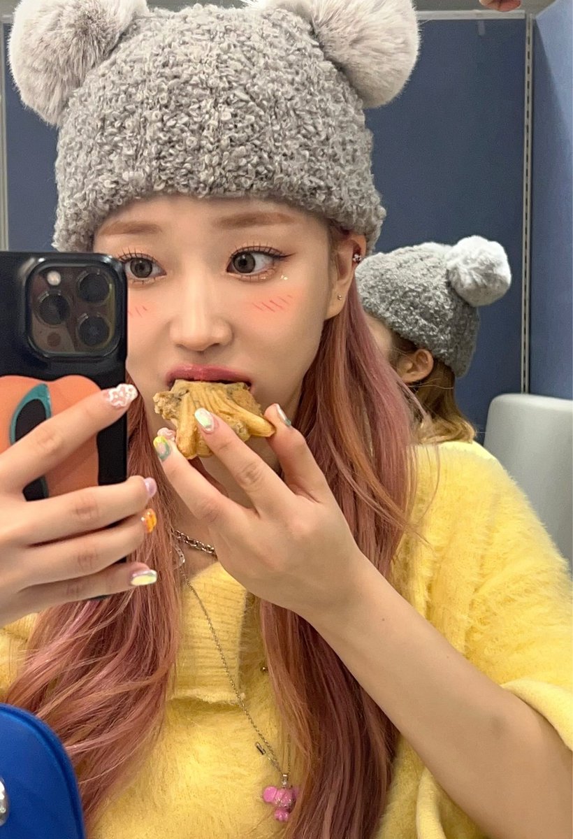 baeusumin's tweet image. spotted a bunny disguised as a mouse who’s currently eating bungeoppang with those peach cheeks ‘cause i really have great moments during the activities but still got the occasion to consume my munchies and absorb the sweet condiments then enhance my passion. 🧁🍰