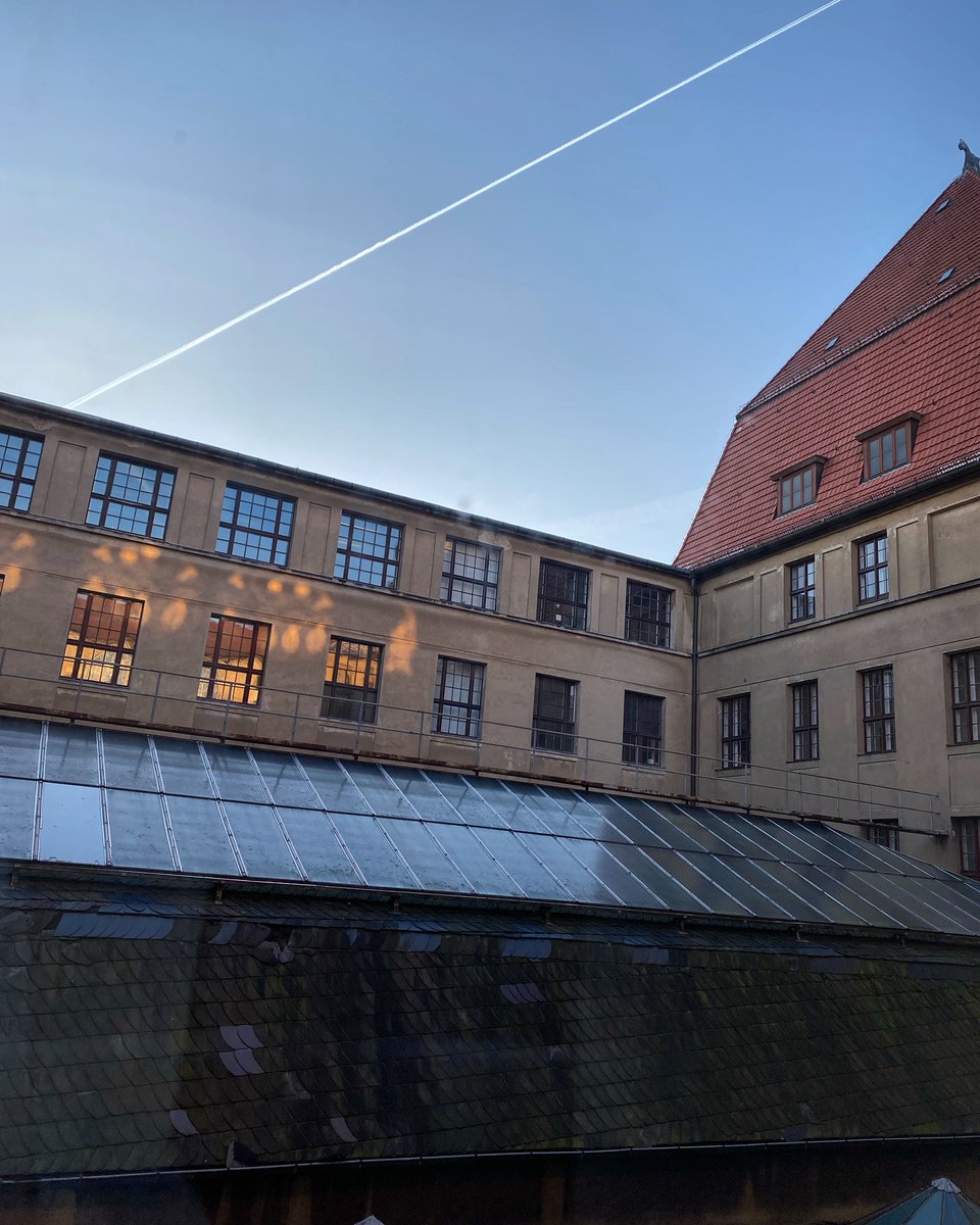 bacwberlin's tweet photo. Als heutigen Rath#ausblick einen Silberstreif am Himmelszelt über dem Rathaus Charlottenburg.
#bacw #ausblickecw https://t.co/RbhAUfe92z