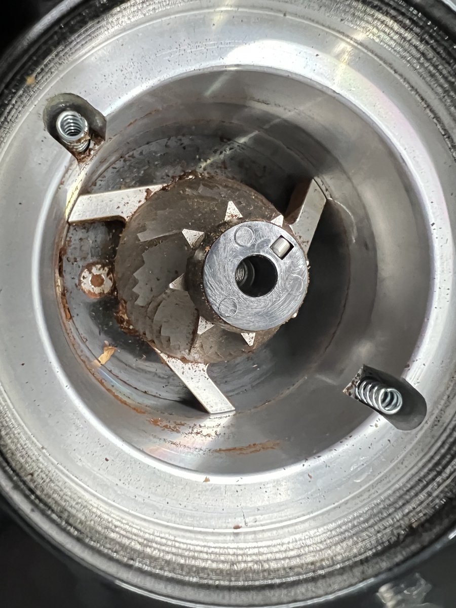 w1n7e12's tweet photo. 2/18 到手的磨豆機
雖然是低殘粉
但是有不少像螺絲孔的地方會卡粉
看來每月定期清潔機器是免不了的
#NicheZero https://t.co/Lnwo7puTOZ