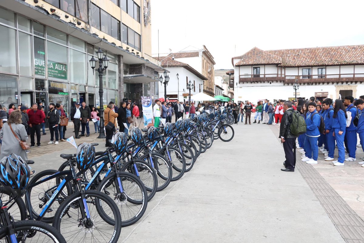 JMramirezq's tweet photo. En Tunja la @AlcaldiaTunja compra bicicletas en $2.200.000 que en el mercado están en $740.000. 🙄🤦🏻‍♂️🤬

¿Habrá algo raro? No es ser mal pensado pero… porfa etiqueten al alcalde “decente” que me tiene bloqueado. @johnhache @JotaPeHernandez @P_El_Tunjano @PinoCalad @PauFresneda https://t.co/cTxJblaaRl