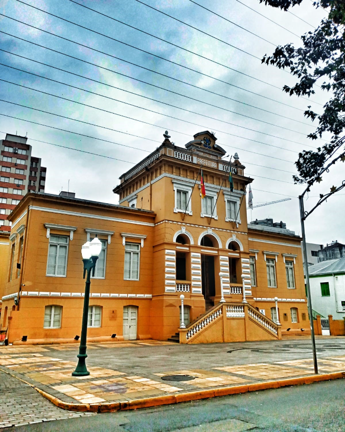 Turismo_Bento's tweet photo. Você sabia que o prédio da Prefeitura é de 1902?
Foto: @valr.flores
👉 #BentoPuraInspiraçao #TurismoBento #cittadelvino #valedosvinhedos #caminhosdepedra #encantosdeeulalia #valedasantas #cantinashistoricas #bentoemvindima #VisiteBento #Bentolovers #CurtaBento #SerraGaucha https://t.co/ypH27hS3WK