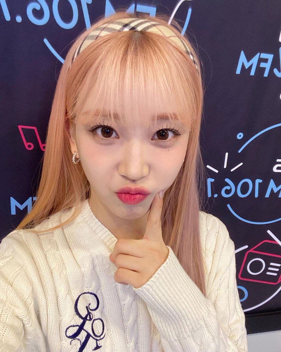 baeusumin's tweet image. exclusive cherished pictures appeared after the duty finished and shared the moment for my beloved beings: swiths. unveiled some expressions since there are miscellaneous emotions i received, but most of them are exuberant which is the one i feel the most pleased for. 🪞💭🎀