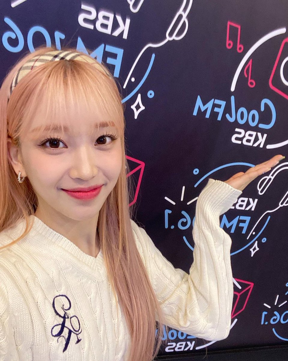 baeusumin's tweet image. exclusive cherished pictures appeared after the duty finished and shared the moment for my beloved beings: swiths. unveiled some expressions since there are miscellaneous emotions i received, but most of them are exuberant which is the one i feel the most pleased for. 🪞💭🎀