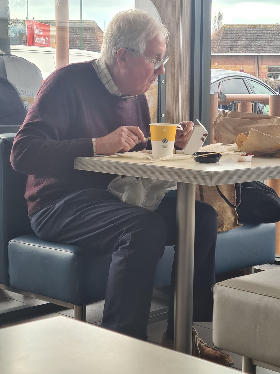 MarPro_UK's tweet photo. You'll be pleased to know @McDonalds that your 'restaurant' claim was elevated today when I witnessed a customer happily eating his burger on site with a metal knife &amp; fork. 
#fastfoodprep #planningahead #mcdonalds #FastFoodmanners #burger #cutlery #lunchtimenews #lol https://t.co/lIeAjdsGTH
