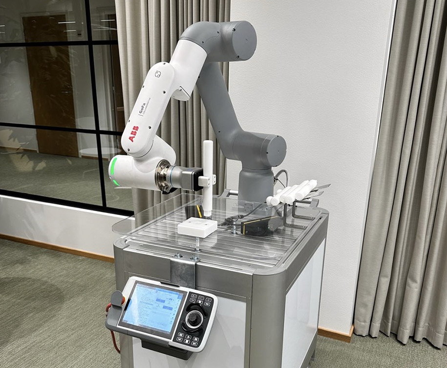 ABBSuomi's tweet image. ABB tekee tiivistä yhteistyötä useiden oppilaitosten kanssa. Eilen oppilaitosten edustajat tutustuivat ABB:n robotteihin Pitäjänmäellä. Liity oppilaitosverkostoomme: to.abb/6H1TKaI4
#abbrobotics #oppilaitosyhteistyö #robotti #automaatio #robottikoulutus #ABBSuomi