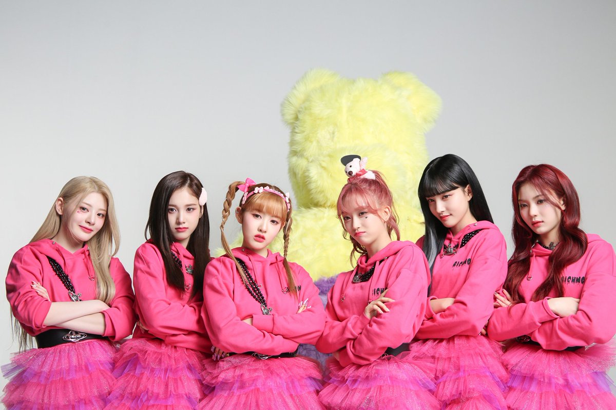 baeusumin's tweet image. we exuded spellbinding enchantment together in one salient tone that wrapped our figures, and doused plaudits derived from the swiths when they witnessed these pictures from the teddy bear jacket behind. so adorable and comely these outfits combined with a big teddy behind us! 🤍