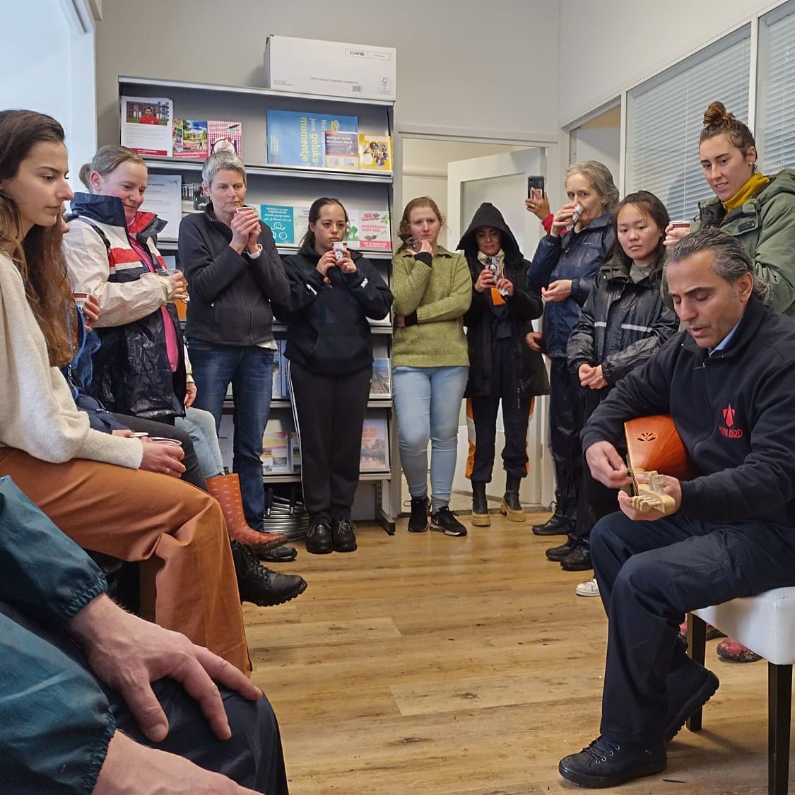 uncinc's tweet photo. Je weet pas echt waarom onze samenwerking met @OranjeFonds ertoe doet als je een keer zelf als vrijwilliger hebt meegedaan aan #nldoet 🙌 Daarom stonden we met onze poten in de klei van ouderen die zelf hun tuintje niet meer kunnen onderhouden.

Veel dank aan @presentadam! 🧡 https://t.co/2qTZdgXGjJ