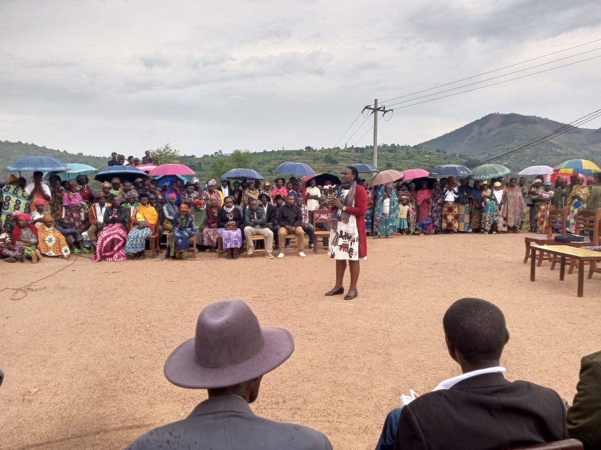 RwandaSouth's tweet photo. Guverineri @AKayitesiAlice yifatanyije n'Abaturage bo mu Kagari ka #Sholi, Umurenge wa #Gishamvu @HuyeDistrict mu Nteko y'Abaturage Abashimira uruhare bagira mu Mihigo y'Akarere, abibutsa kwirinda amakimbirane mu miryango no gusezerana ku babana bitemewe n'Amategeko. https://t.co/b73ovxn0ag