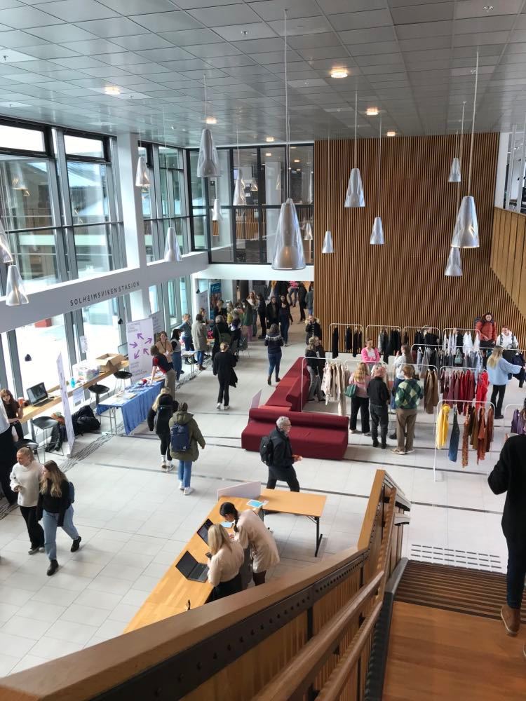 Nice buzz on campus today at @hvl_no's circularity day! Lots of interesting business presentations and research presentations, including presentations by <a href="/MohnCentre/">Research @ Mohn Centre HVL Norway</a> Phd candidates Kelvin Ivankovic and @julia_winslow_ on B&amp;B sharing economy and circularity in the city.