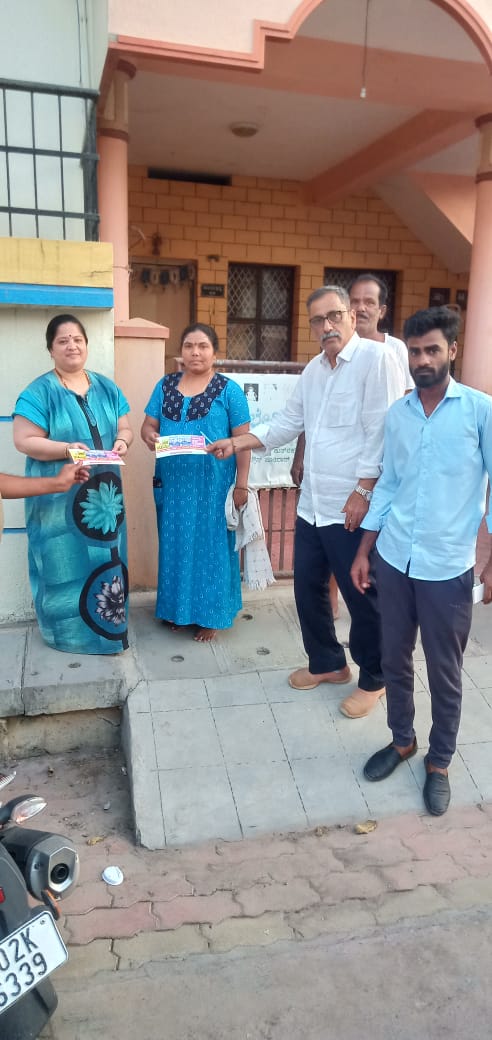 KBP_Smg's tweet photo. ನನ್ನ ಮತಕ್ಷೇತ್ರ ಶಿವಮೊಗ್ಗ ನಗರದ ವಾರ್ಡ್ ನ0 11ರ ಜಯನಗರ ಬಸವನಗುಡಿ ಭಾಗದಲ್ಲಿ ನಗರ ಪಾಲಿಕೆ ಸದಸ್ಯರಾದ ಶ್ರೀ ರಮೇಶ್ ಹೆಗ್ಗಡೆ ಅವರ ನೇತೃತ್ವದಲ್ಲಿ ವಾರ್ಡ್ ಅಧ್ಯಕ್ಷರು ಹಾಗು ಪ್ರಮುಖರು ಸೇರಿ ನಮ್ಮ ಕಾಂಗ್ರೆಸ್ ಪಕ್ಷದ ಗ್ಯಾರಂಟಿ ಕಾರ್ಡ್ ಗಳನ್ನು ವಿತರಿಸಲಾಯಿತು. https://t.co/roGpgdbnmH