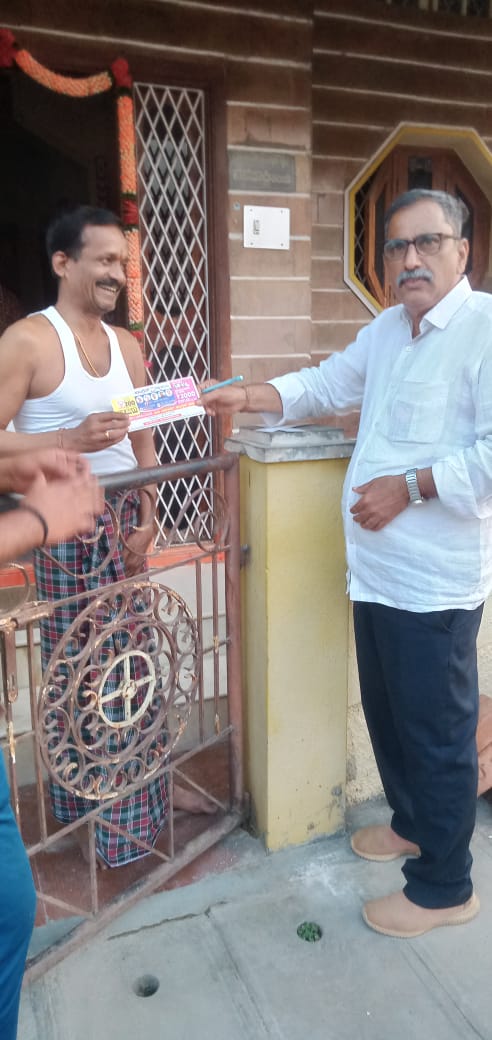 KBP_Smg's tweet photo. ನನ್ನ ಮತಕ್ಷೇತ್ರ ಶಿವಮೊಗ್ಗ ನಗರದ ವಾರ್ಡ್ ನ0 11ರ ಜಯನಗರ ಬಸವನಗುಡಿ ಭಾಗದಲ್ಲಿ ನಗರ ಪಾಲಿಕೆ ಸದಸ್ಯರಾದ ಶ್ರೀ ರಮೇಶ್ ಹೆಗ್ಗಡೆ ಅವರ ನೇತೃತ್ವದಲ್ಲಿ ವಾರ್ಡ್ ಅಧ್ಯಕ್ಷರು ಹಾಗು ಪ್ರಮುಖರು ಸೇರಿ ನಮ್ಮ ಕಾಂಗ್ರೆಸ್ ಪಕ್ಷದ ಗ್ಯಾರಂಟಿ ಕಾರ್ಡ್ ಗಳನ್ನು ವಿತರಿಸಲಾಯಿತು. https://t.co/roGpgdbnmH