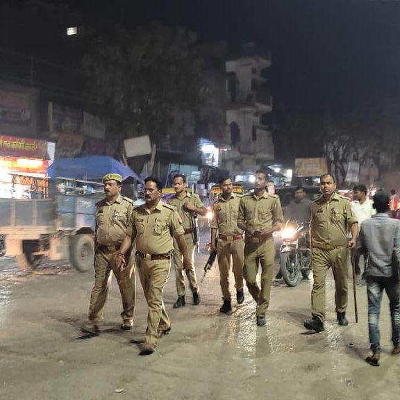 #SPBallia श्री राजकरन नय्यर के निर्देशन में सुरक्षा एवं शांति व्यवस्था के दृष्टिगत  #थाना_नगरा पुलिस द्वारा पैदल गस्त कर आमजन को सुरक्षा व्यवस्था का एहसास दिलाया गया ।
#UPPolice 
#Balliapolice #बलिया #Ballia