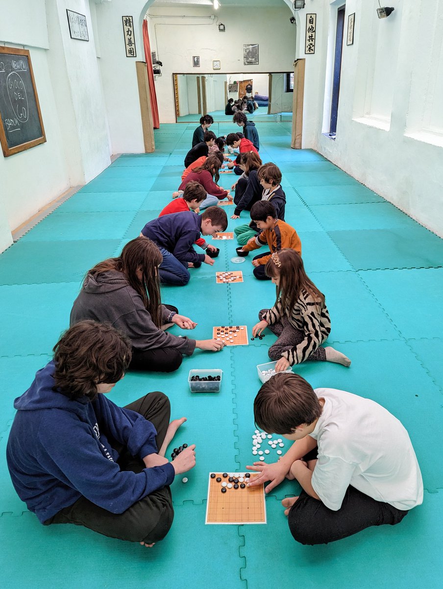 YanagiJudoFiren's tweet photo. Sabato abbiamo mosso i primi passi nell’affascinante #GiocodelGo! ⚫⚪
Con alcuni bambini e ragazzi dei nostri corsi abbiamo passato un bel pomeriggio insieme durante il quale abbiamo fatto un #allenamento di #Judo in più e iniziato a conoscere e a giocare a #Go 🙌🏻
#judofirenze https://t.co/Vef9WtcZhy