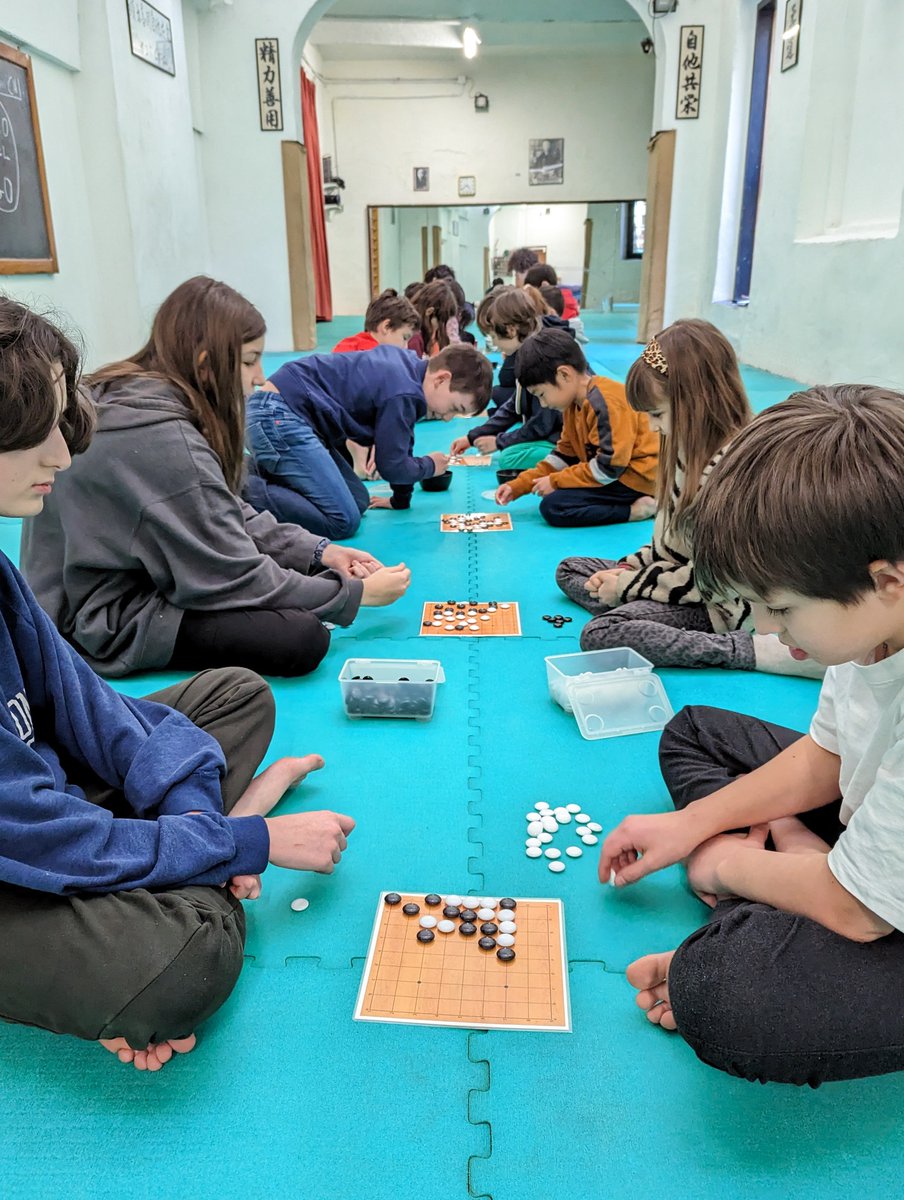 YanagiJudoFiren's tweet photo. Sabato abbiamo mosso i primi passi nell’affascinante #GiocodelGo! ⚫⚪
Con alcuni bambini e ragazzi dei nostri corsi abbiamo passato un bel pomeriggio insieme durante il quale abbiamo fatto un #allenamento di #Judo in più e iniziato a conoscere e a giocare a #Go 🙌🏻
#judofirenze https://t.co/Vef9WtcZhy