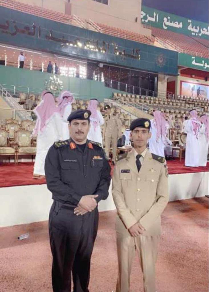 نبارك لسعادة العقيد / عبدالرحمن دحيميل الشراري ، قائد إدارة دوريات الأمن بالقريات ، تخرج إبنه ( مازن ) من كلية الملك عبدالعزيز الحربيه ( برتبة ملازم مظلي ) 😍😍 ألف ألف مبروك ماشاء الله تبارك الله ..