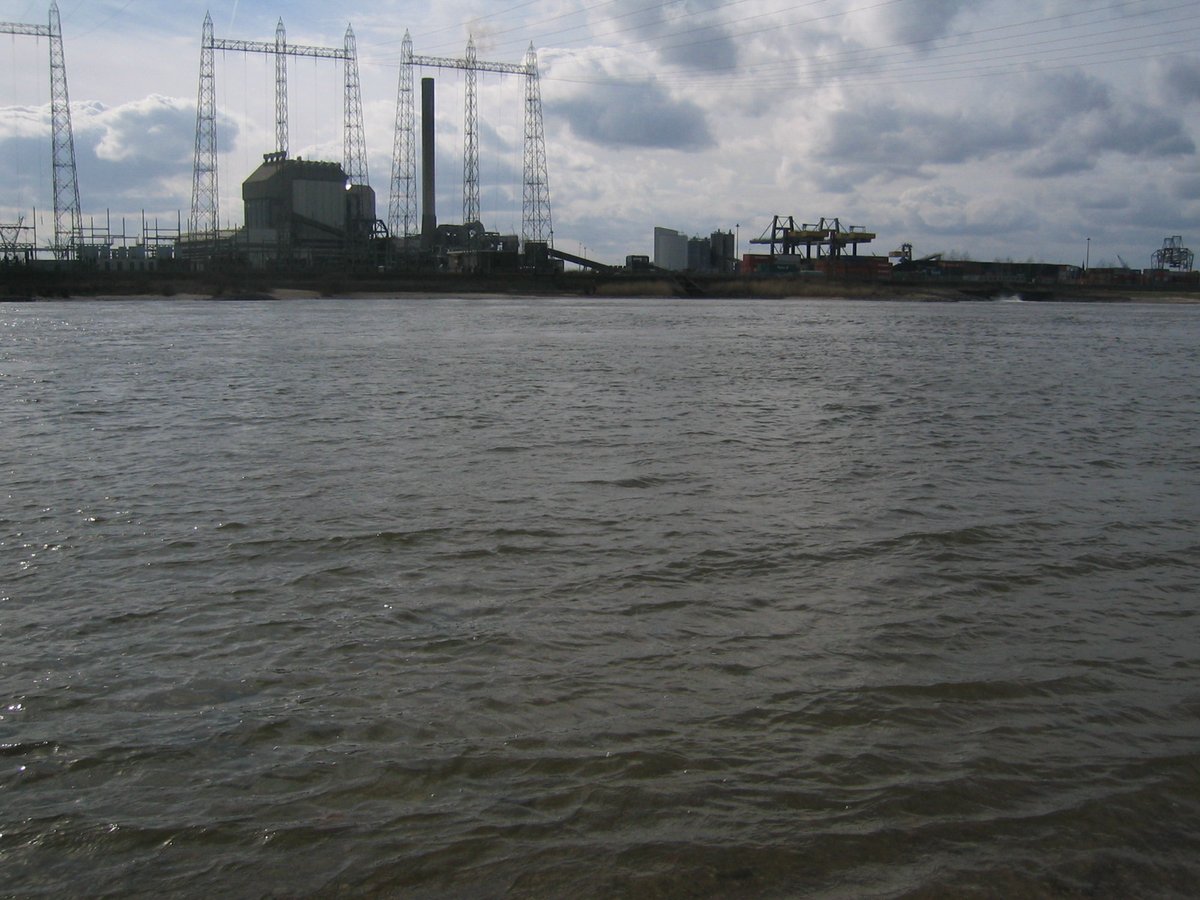 battlefieldexpl's tweet photo. From the archives, the Waalcrossing site back in 2004 before the new bridge was built and a new "canal" was dug through the flood plain. Looks almost exactly as it was in 1944. #operationmarketgarden #howthingshavechanged @82ndABNDiv https://t.co/6SPrRsUcif