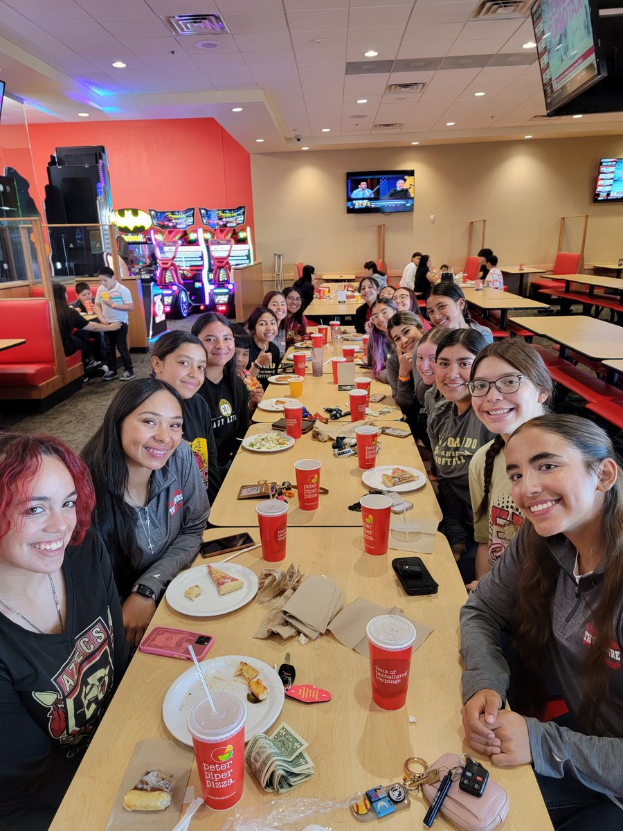 Team lunch today @PeterPiperPizza before our district game vs. Coronado!
🟡⚫️🔴🥎
@EDAztecs_HS 
@SocorroISD 
#SLAY