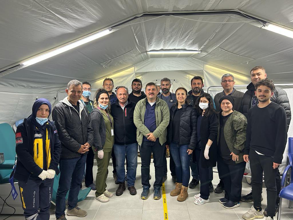 Özveri ve fedakarlıklarınız için minnettarız. 

Vali H. Engin Sarıibrahim, Samandağ’da afetzede vatandaşlarımıza hizmet veren Sahra Hastanesini ziyaret etti. Sağlık çalışanlarımızın #14MartTıpBayramı’nı tebrik eden Vali Sarıibrahim, özverili çalışmalarından dolayı teşekkür etti.