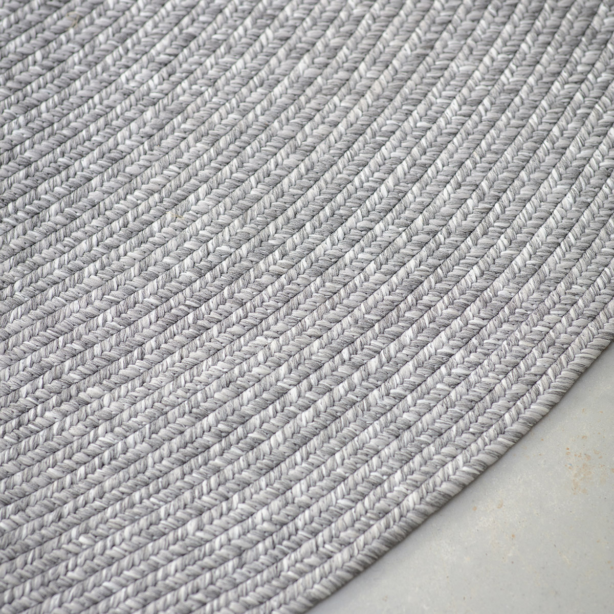 Finishing touches make the whole difference🥰 

📸Roung Rug 

What do you add to your finishing touches? 

#outdoorliving #furniture #lgoutdoor #outdoorrug