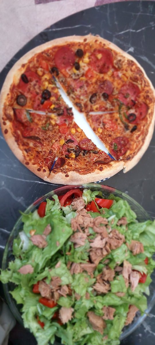 Dominos pizza nin  son kampanyasini yakalamışken evde güzel bir salata eşliğinde ...