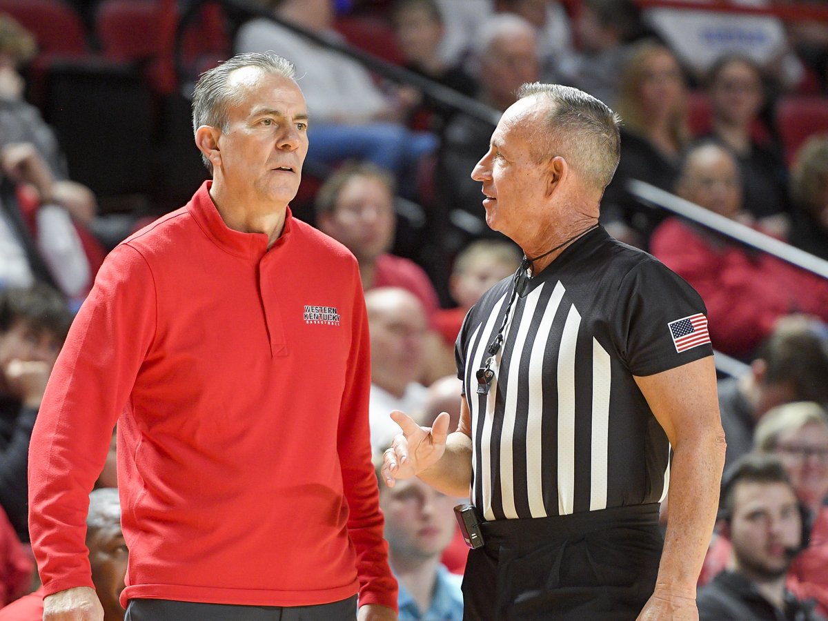 TMansfieldMedia's tweet photo. Continuity and stability are the only ways for the WKU basketball program to grow into what everyone wants it to be.

WKU doesn’t need some outsider taking over the team. Instead, Phil Cunningham needs to be promoted and lead the Tops moving forward.

📝: https://t.co/KZiGIAFD67 https://t.co/ueEkdbzsIQ
