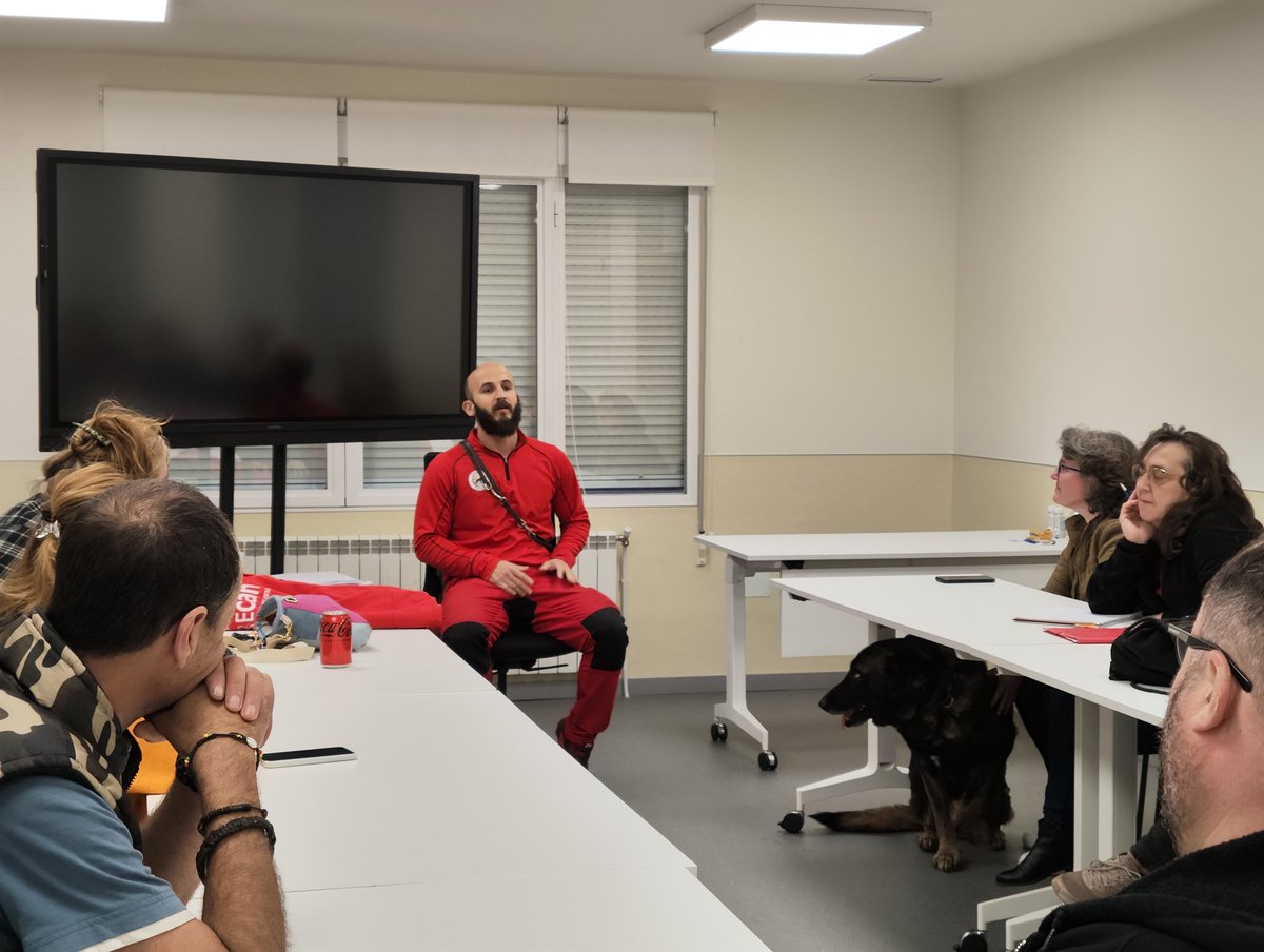 CruzRojaGuada's tweet photo. David y Vito, de @BomberosGIRECAN, nos acompañan hoy y no podemos estar más agradecidos. David, de @bomberosgu, acudió a la llamada internacional y humanitaria de rescate en el reciente #Terremoto de #Turquía. Vidas que salvan vidas. https://t.co/os8Ch2MIBD