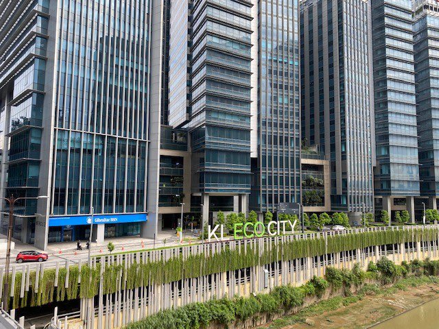 KL Eco City, Gardens, Mid Valley - bukti Malaysia handal buat jalanraya yang “mudah dan orang tak akan sesat”.

Ptuiiiiih. 

Sapa design area ni? Baru turun dari planet mana? Gila berserabut!!!!