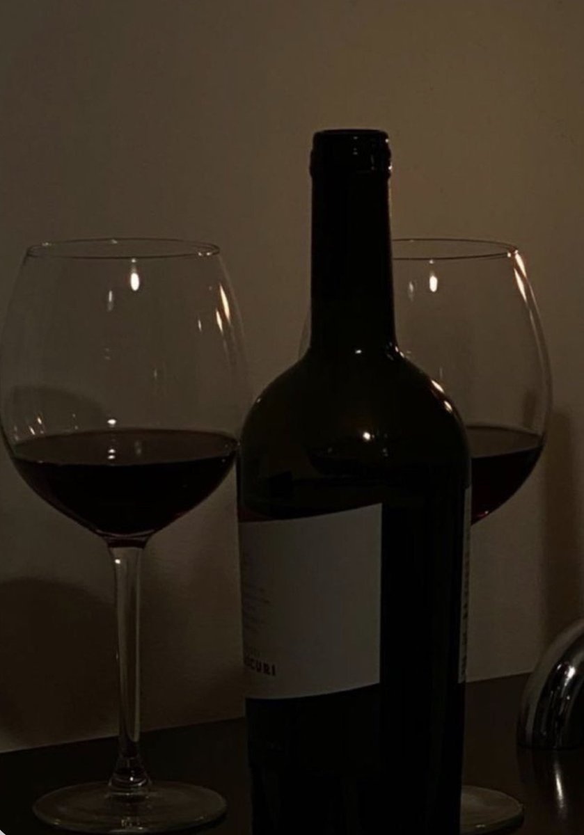 Kad sipam vino sebi , sipam i tebi iako nisi tu …. Ja znam da jednom ćeš doći … 🖤